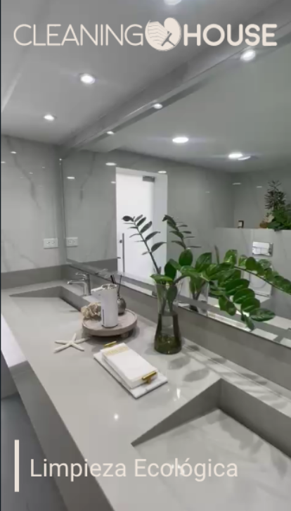 Espacio limpio por Cleaning House Baño limpio y ambiente agradable.